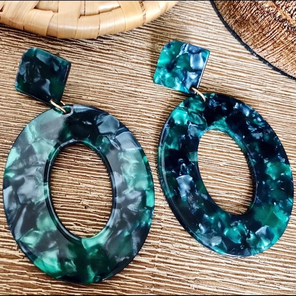 Tortoise Shell Resin Earrings - Picture 4 of 4